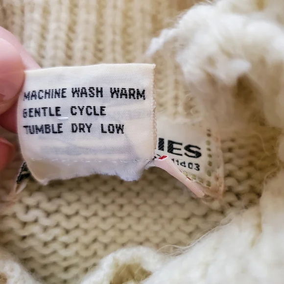 Vintage 70s 80s New Territories Off White Needlework Flowers Acrylic Sz Medium - Picture 5 of 7